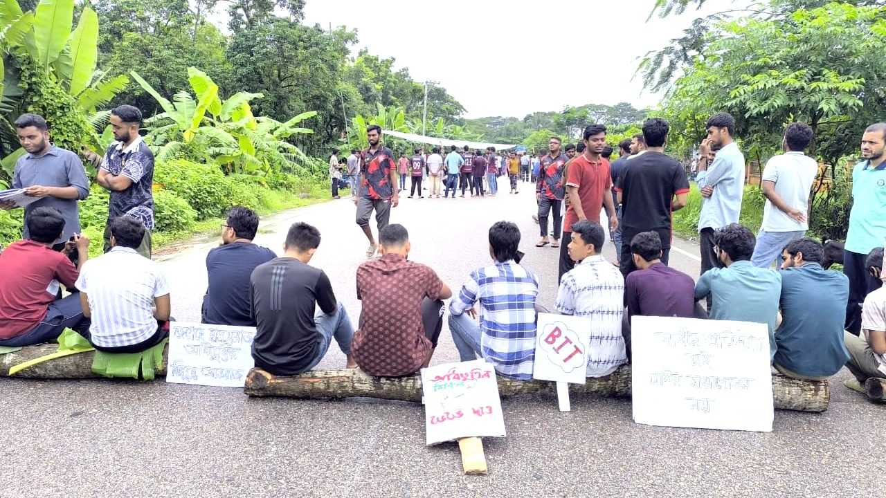 বরিশাল-ভোলা মহাসড়ক অবরোধ ইঞ্জিনিয়ারিং কলেজ শিক্ষার্থীদের