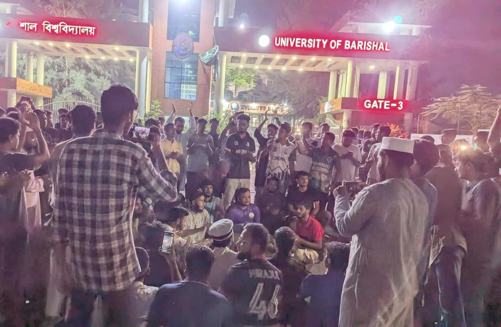 পুরান ঢাকার নৃশংস হত্যাকাণ্ডের প্রতিবাদে ববি শিক্ষার্থীদের বিক্ষোভ মিছিল