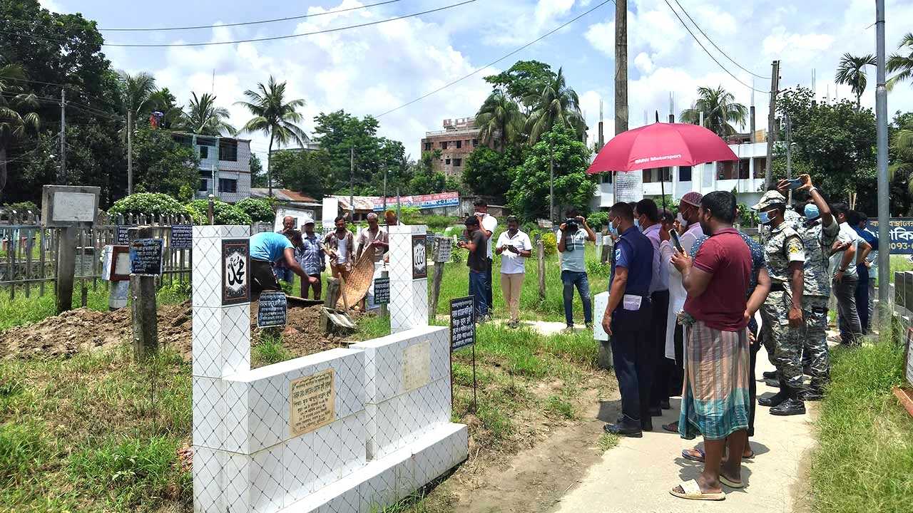 দাফনের ৫ দিন পর গোপালগঞ্জে নিহত ৩ জনের মরদেহ উত্তোলন