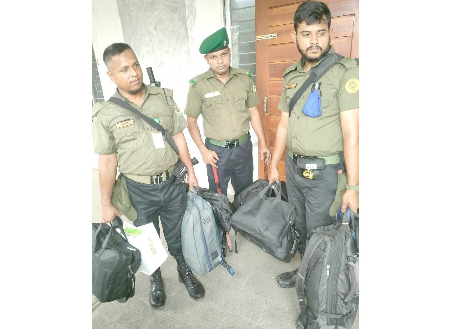 শেবাচিমে ব্যাগ রেখে পালালেন ওষুধ কোম্পানির প্রতিনিধিরা