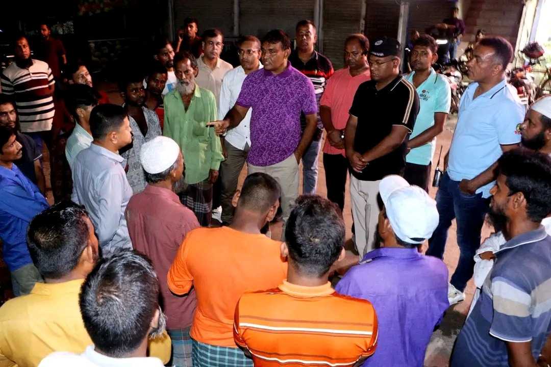 বরিশাল নগরীতে গভীর রাতে নৈশ পাহারা তদারকি করলেন বিএমপি কমিশনার