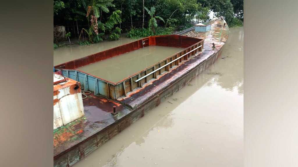 সেতুতে বাল্কহেডের ধাক্কা, মাথা বিচ্ছিন্ন হয়ে গেল শ্রমিকের