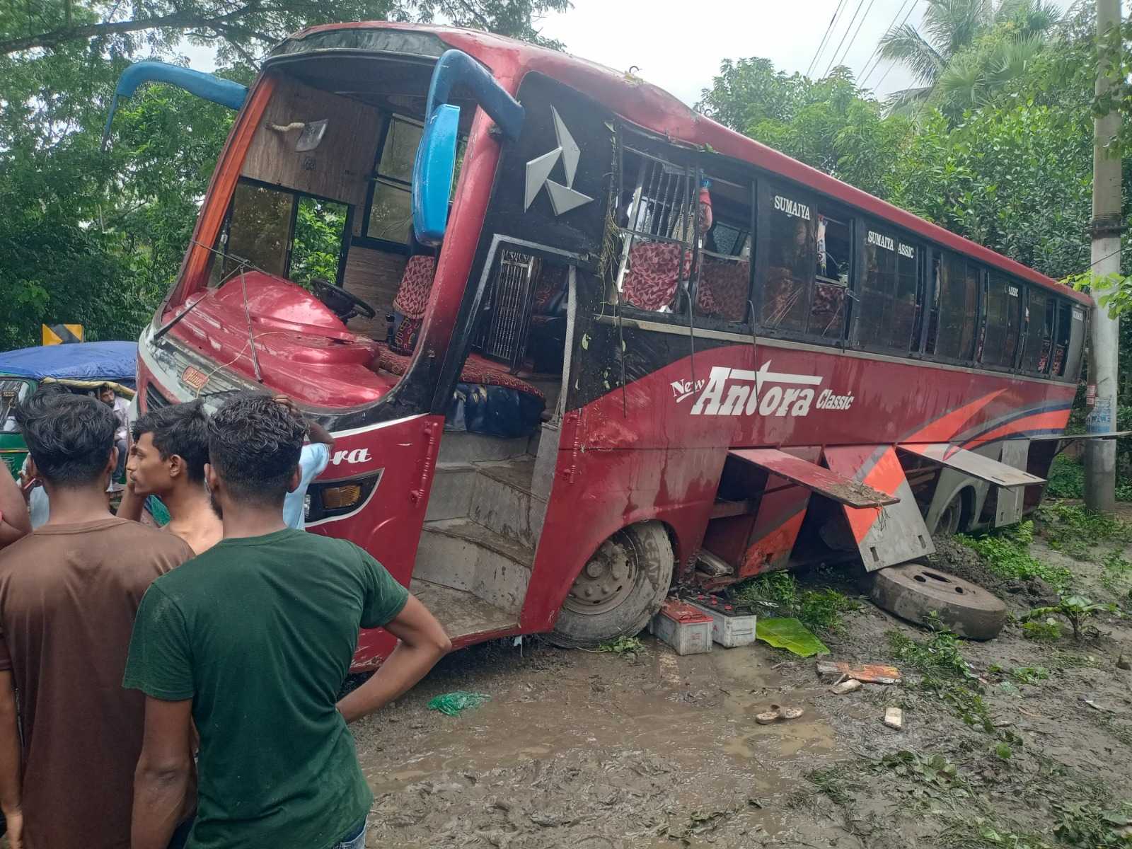 বাবুগঞ্জে যাত্রীবাহী বাস নিয়ন্ত্রণ হারিয়ে খাদে, আহত ১০
