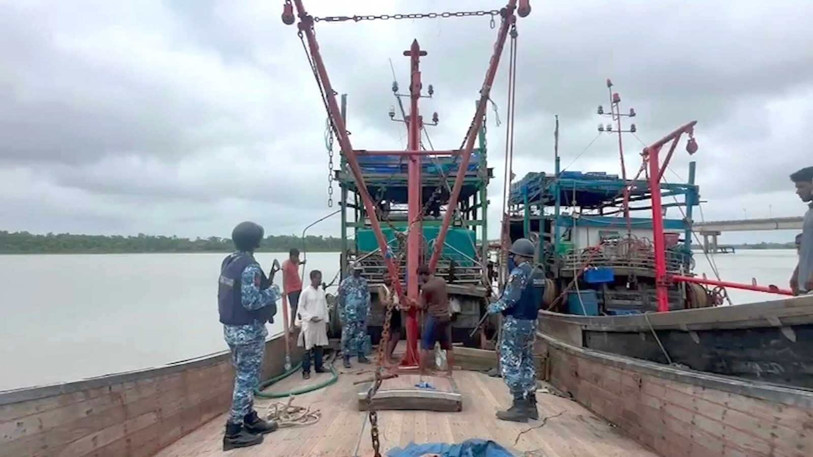 অবৈধ বোটসহ ৯ জেলেকে আটক করেছে কোস্ট গার্ড