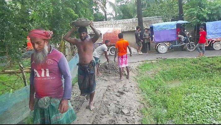 কৈখালীতে স্বেচ্ছাশ্রমে রাস্তা সংস্কার,সংস্কার অভাবে বেহালদশা