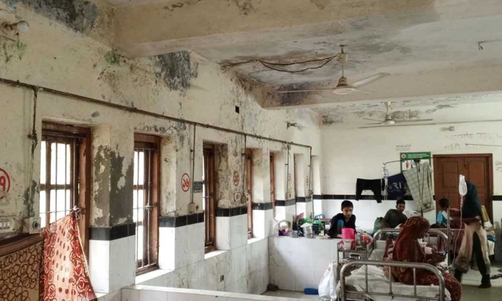 আগৈলঝাড়া স্বাস্থ্য কমপ্লেক্সে ঝুঁকিপূর্ণ ভবনে চলছে চিকিৎসাসেবা