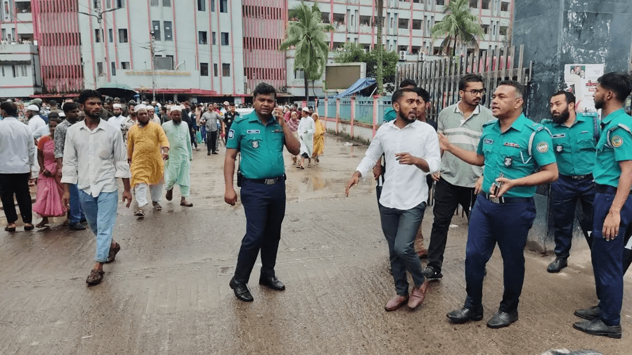 শেবাচিমে শিক্ষার্থী ও কর্মচারীদের ধাওয়া-পাল্টা ধাওয়া, আহত ১৫