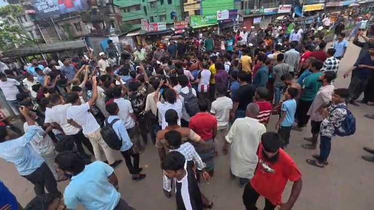 বরিশালে শ্রমিকদের সঙ্গে ছাত্র-জনতার সংঘর্ষ, যান চলাচল বন্ধ