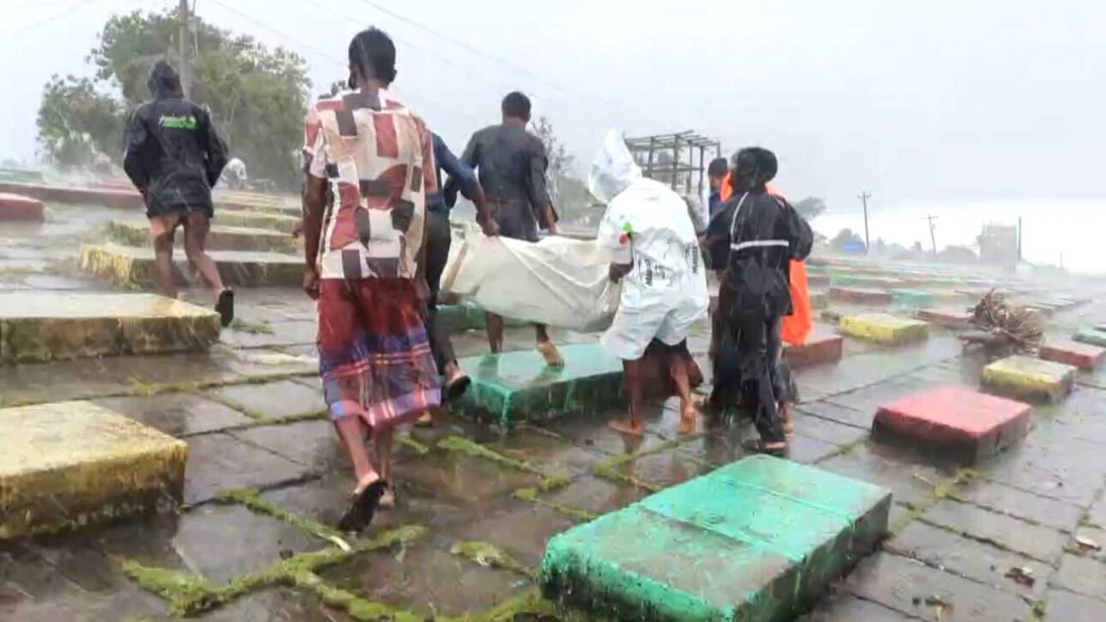কুয়াকাটা সৈকত থেকে ২ ব্যক্তির লাশ উদ্ধার