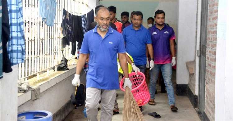 পবিপ্রবিতে পরিচ্ছন্নতা অভিযানে ঝাড়ু হাতে উপাচার্য