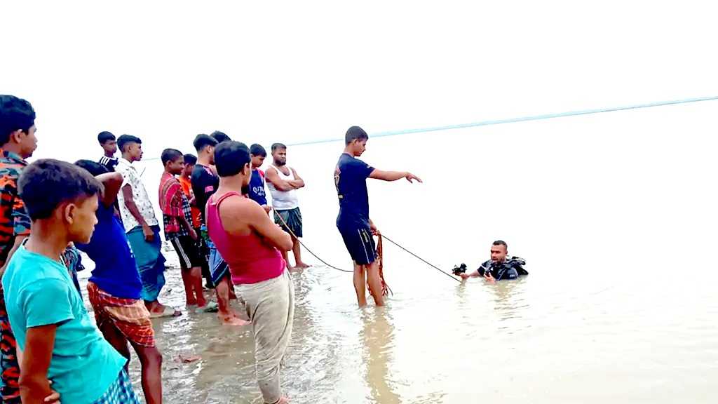 মেহেন্দিগঞ্জে নদীতে গোসলে নেমে শিশুর মৃত্যু, দুজন নিখোঁজ