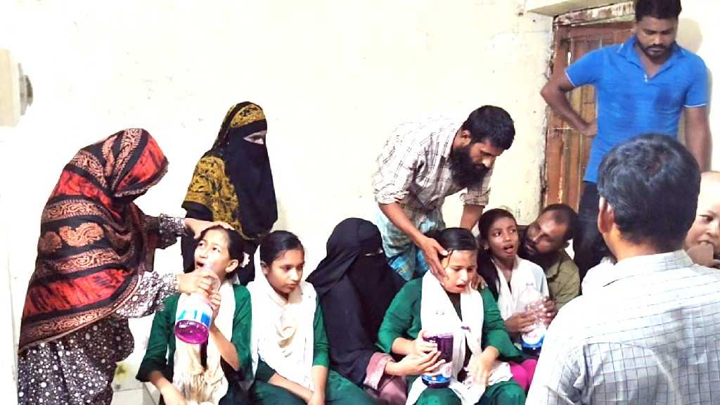 পাথরঘাটায় অসুস্থ ৫ স্কুলছাত্রী, ক্লাসে মিলল কীটনাশক মেশানো পানির বোতল