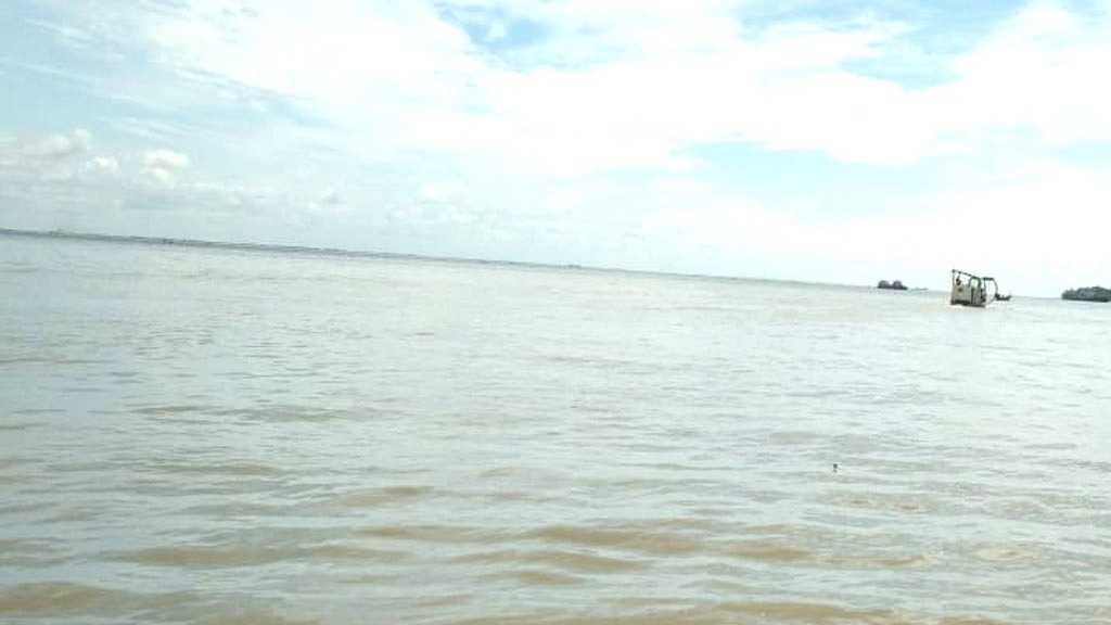 বরিশালে মেঘনায় জাহাজের ধাক্কায় মালবোঝাই জাহাজডুবি