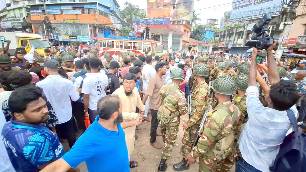 বরিশালে স্বাস্থ্য খাত সংস্কারের দাবিতে ৪ স্থানে সড়ক অবরোধ, যাত্রীদের চরম ভোগান্তি