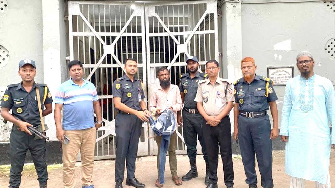কারাগারে বন্ধুকে গাজা সরবরাহকালে যুবক আটক