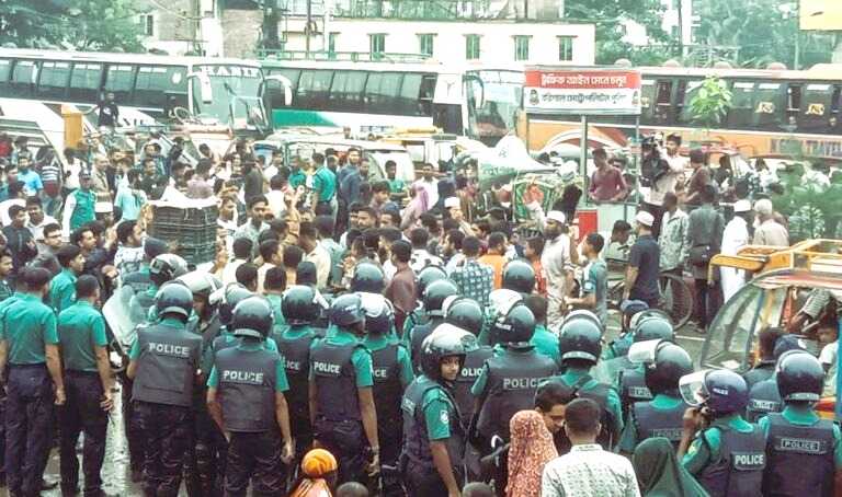 বরিশালে স্বাস্থ্য সংস্কার আন্দোলন: ‘ছাত্রদের ওপর ভর করেছে পতিত স্বৈরাচার’