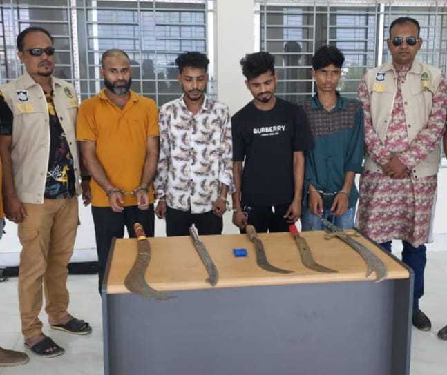 বরিশালে অস্ত্র-ইয়াবাসহ ‘মাদক সম্রাট’ রাসেল গ্রেফতার