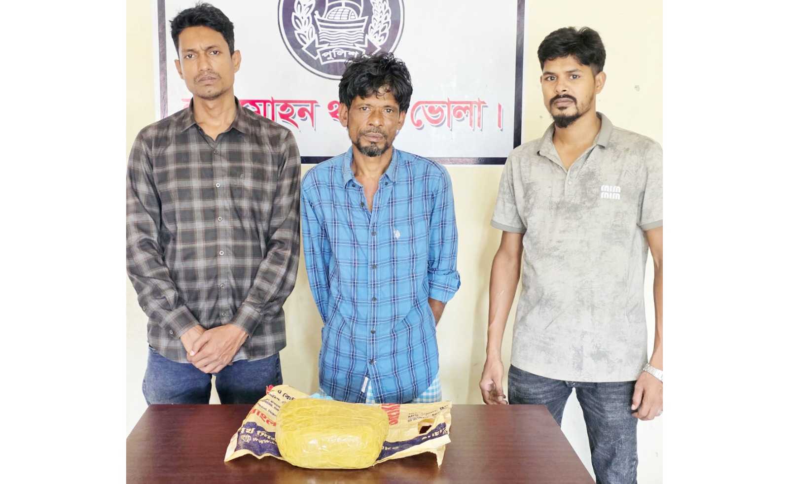 লালমোহনে এক কেজি গাঁজাসহ যুবক আটক