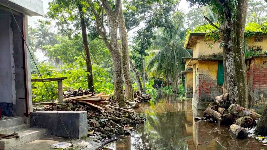পানিবন্দী নাজিরপুর উপজেলা ডাকঘর অফিস: চরম দুর্ভোগে গ্রাহকেরা