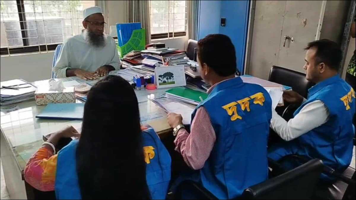 পবিপ্রবিতে দুদকের অভিযানে দুই কর্মকর্তার অর্থ আত্মসাতের সত্যতা পেয়েছে