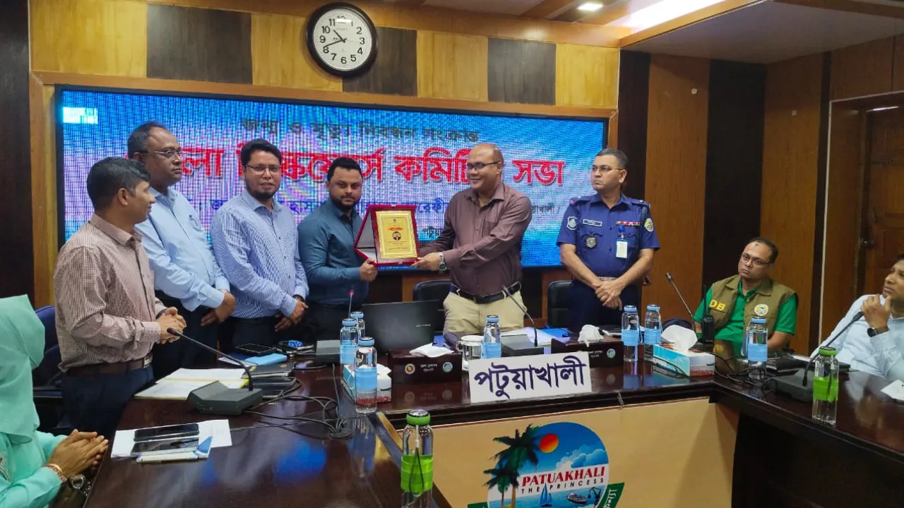 জন্ম-মৃত্যু নিবন্ধনে বর্ষসেরার মুকুট দুমকির ইউএনও ইজাজুল হক