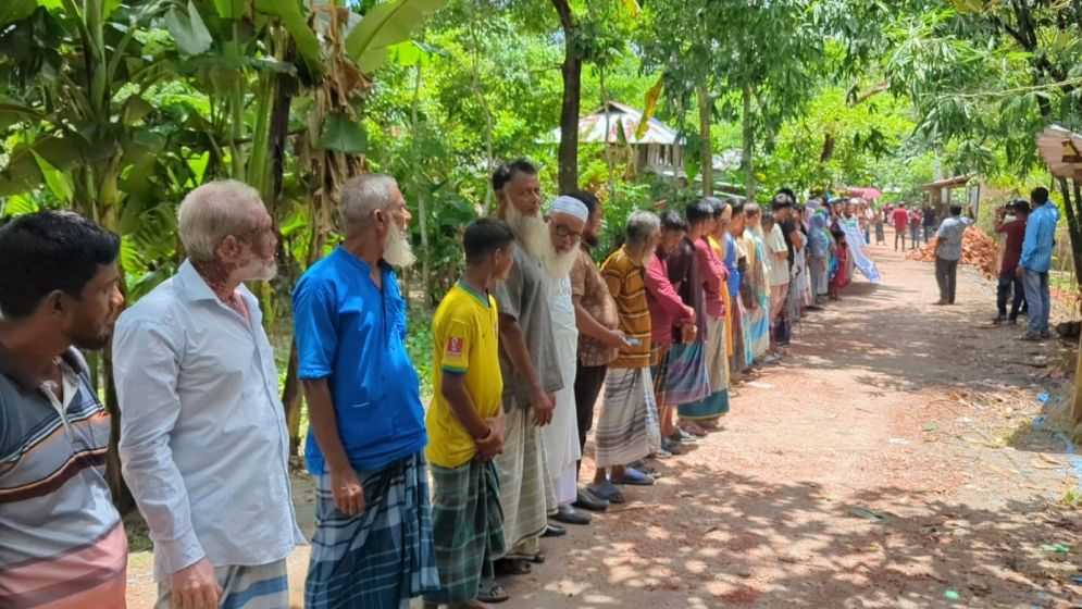 পটুয়াখালীতে বিএনপি নেতাদের ফাঁসাতে নিজের বাবাকে কুপিয়ে আহত