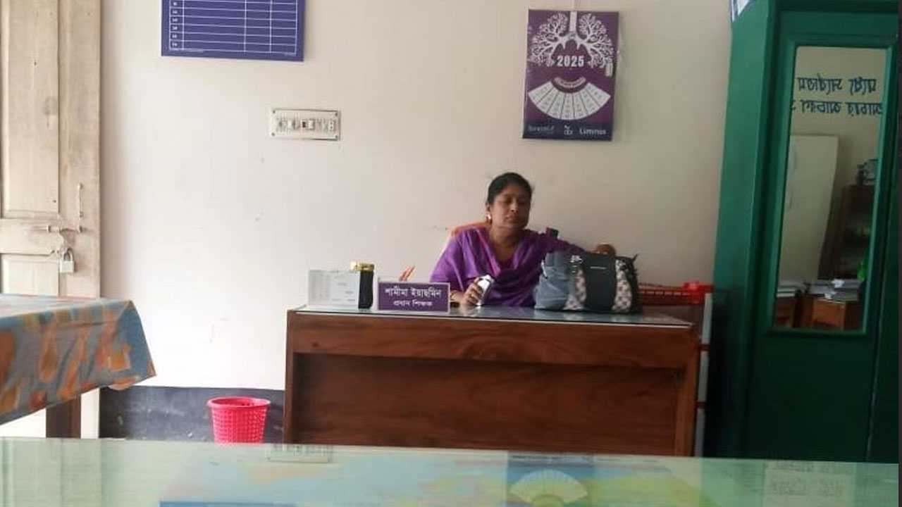 অবশেষে বঙ্গবন্ধুর ছবি সরালেন সেই প্রধান শিক্ষিকা