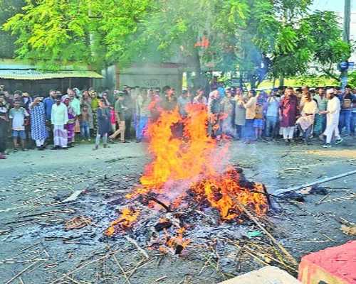 কবর থেকে লাশ তুলে আগুন