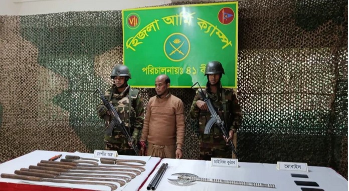 বরিশালে সেনাবাহিনীর অভিযানে দেশীয় অস্ত্রসহ আটক ১