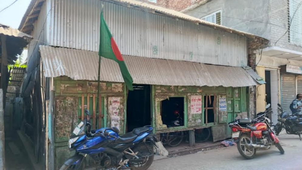 বরগুনা জেলা আ.লীগ অফিসে জাতীয় পতাকা উত্তোলন