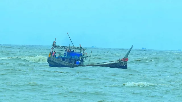 বাউফলে লঞ্চের ধাক্কায় ডুবে গেল ট্রলার, নিহত ২