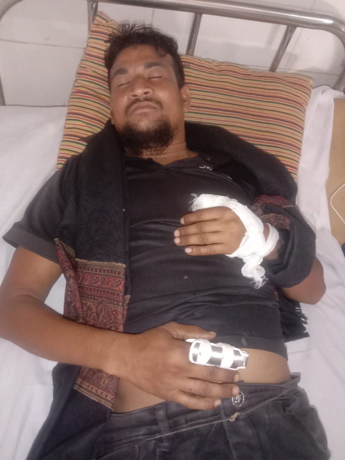 ৯০০ টাকার জন্য যুবকের হাত ভেঙে দেওয়ার অভিযোগ