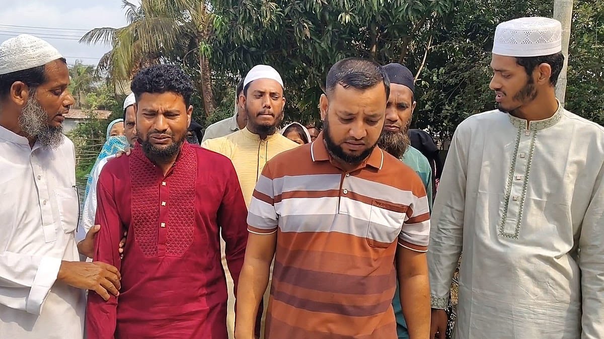 সড়ক দুর্ঘটনায় বর-কনেসহ ১৪ জন নিহত:মেয়েকে দাফন করে বাবা এলেন জামাতার কবর দেখতে