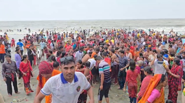 গৌরনদীতে নিরাপদ মহাসড়কের দাবিতে অবরোধ করে বিক্ষোভ