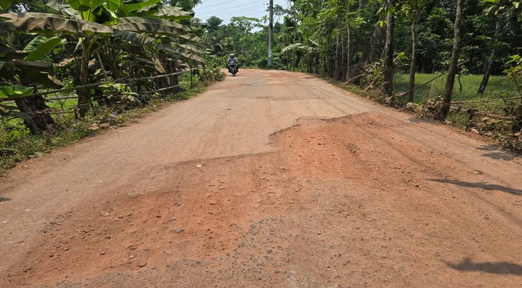 পটুয়াখালীতে ভাঙাচোরা সড়কে নাজেহাল জনজীবন