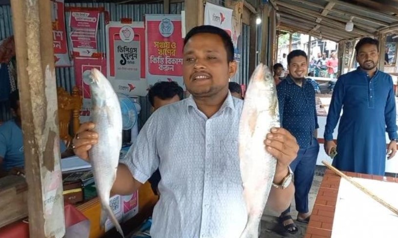 ভোলার মেঘনায় জেলেদের জালে দুই ‘রাজা ইলিশ’, ১০ হাজারে বিক্রি