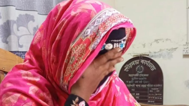 ঘুষ দিয়েও মেলেনি বাড়ির অনুমোদন নির্বাহী প্রকৌশলীর অফিসে কান্নায় ভেঙে পড়লেন প্রবাসীর স্ত্রী