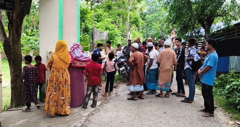 প্রধান শিক্ষকের সামনে ছাত্রীকে জুতাপেটা-মারধর যুবলীগ নেতার স্ত্রীর