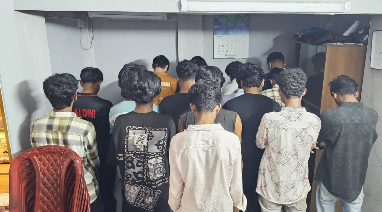 পড়াশোনা ফেলে আড্ডা, ১৬ শিক্ষার্থী আটক
