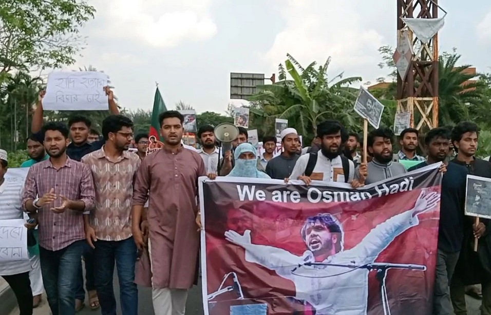 বরিশাল বিশ্ববিদ্যালয়ে ওসমান হাদি হত্যার বিচার দাবিতে মানববন্ধন