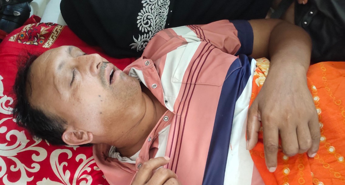 কাঠালিয়ায় পথ গতিরোধ করে ২ লাখ টাকা ছিনতাই, আহত ১