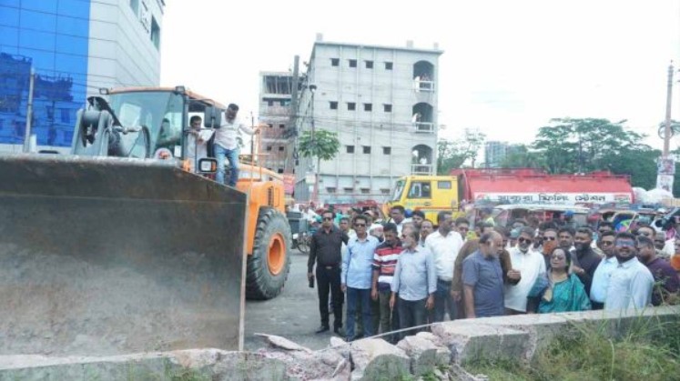 বরিশালে বিতর্কিত ‘শাহান-আরা পার্ক’ উচ্ছেদ শুরু, স্বস্তি জনমনে