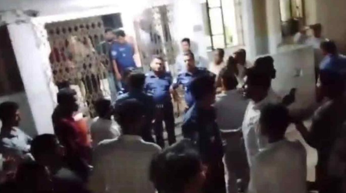 বরিশালে থানায় ঢুকে আসামিকে মারধর