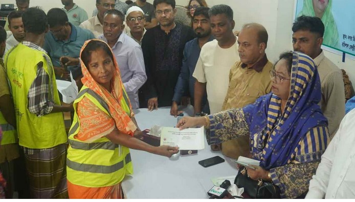 বরিশালে পরিচ্ছন্নতা কর্মীদের মাঝে প্রধানমন্ত্রীর ঈদ উপহার বিতরণ