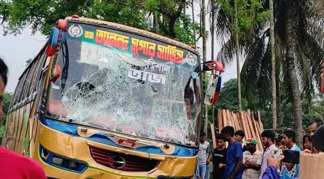 বরিশালে বাসচাপায় মোটরসাইকেলের তিন আরোহী নিহত