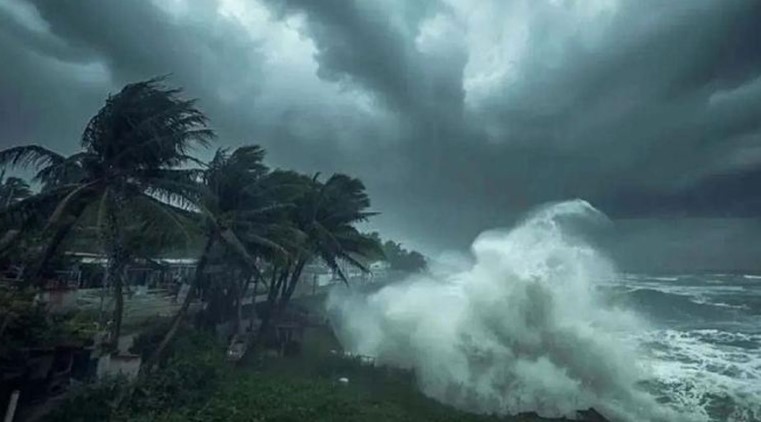 দুপুরের আগেই ব্যাপক ঝড়-বৃষ্টির শঙ্কা, নদীবন্দরেও সতর্কতা