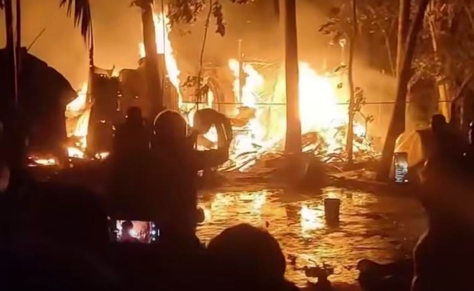 বাউফলে হত্যা মামলার আসামিদের বসতঘরে আগুন