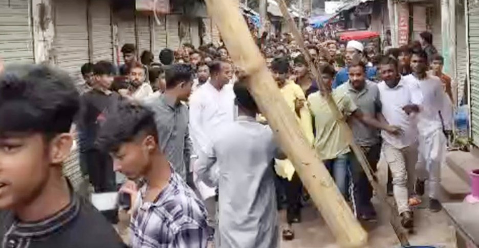 নিষিদ্ধ ছাত্রলীগের মিছিলে হাজারো নেতাকর্মী, সরে গেল পুলিশ