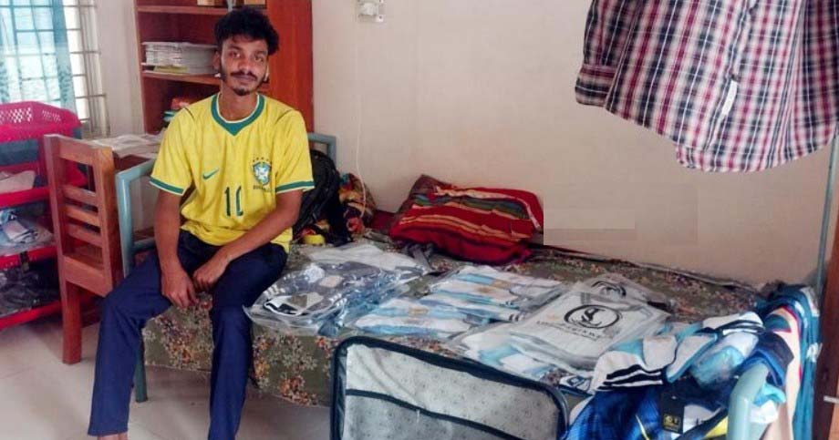 ক্লাস শেষে জার্সি বিক্রি, কলেজ শিক্ষার্থীর ব্যবসা এখন ৬৪ জেলায়