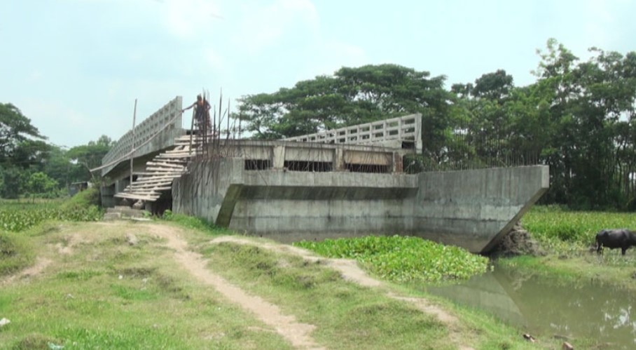 পটুয়াখালীতে ৫ বছরেও শেষ হয়নি ব্রিজের কাজ, দুর্ভোগে ১০ হাজার মানুষ